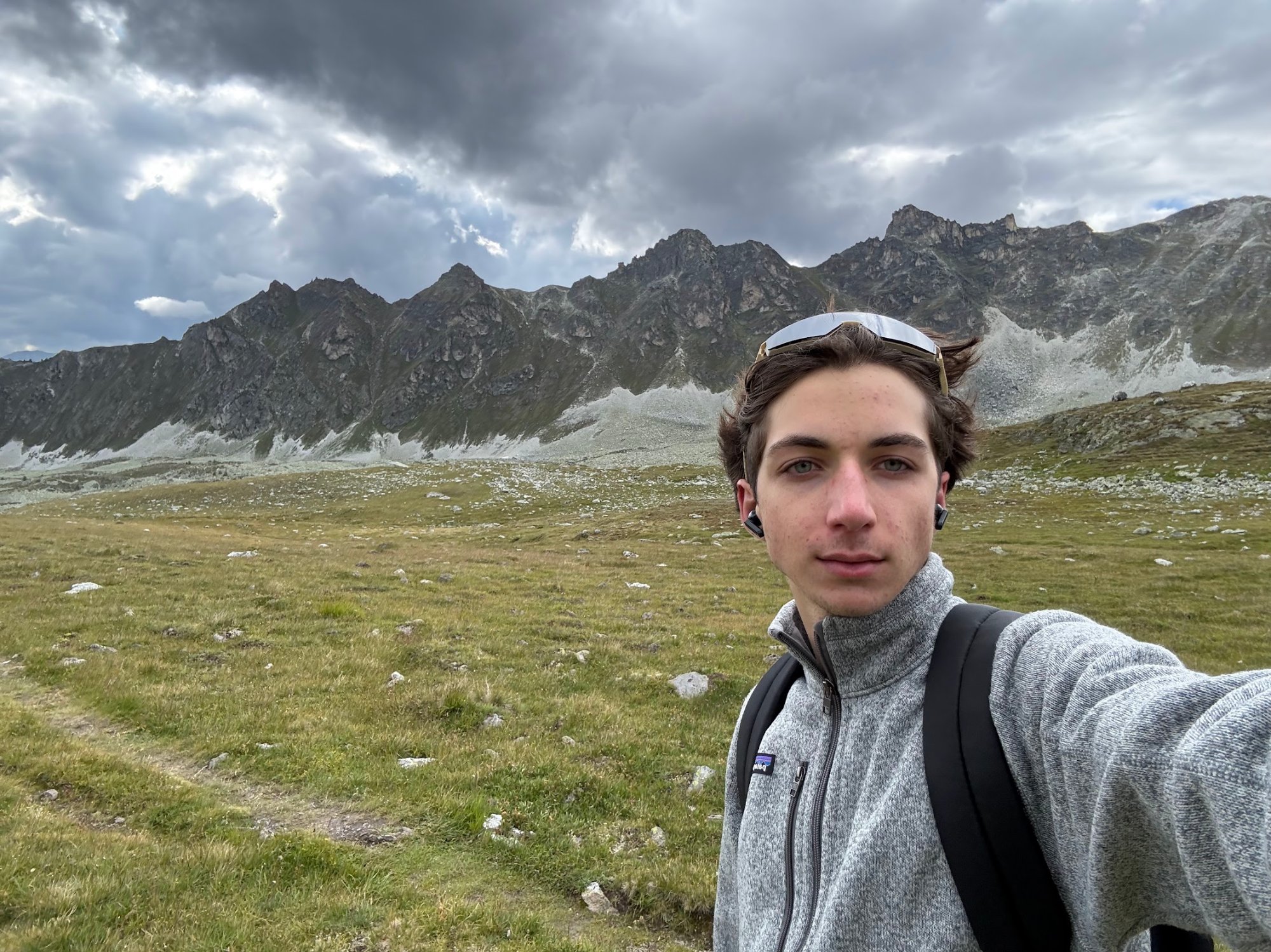 Kinam Pirrottina en randonnée dans les montagnes